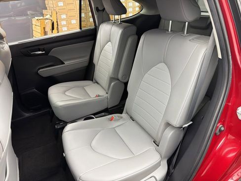 Used 2020 Toyota Highlander XLE AWD/4WD image 22