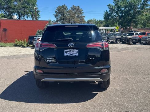 Used 2018 Toyota RAV4 XLE AWD/4WD image 4