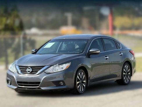 Used 2017 Nissan Altima 2.5 SL w/ Moonroof Package FWD image 6