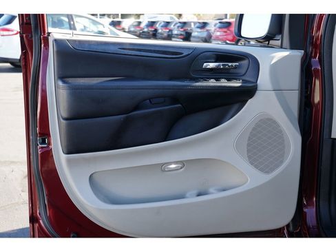 Used 2019 Dodge Grand Caravan SE w/ UConnect Hands-Free Group image 14