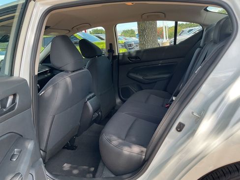Used 2025 Nissan Altima 2.5 SV FWD image 9