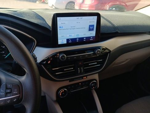 Used 2020 Ford Escape SE image 3
