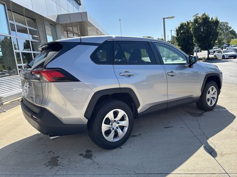 Used 2022 Toyota RAV4 LE FWD image 5