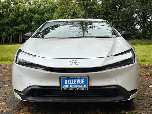 Used 2023 Toyota Prius LE image 2