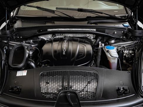 Certified 2018 Porsche Macan image 42