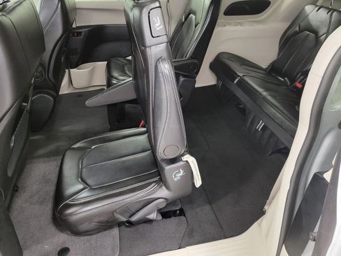 Used 2024 Chrysler Pacifica Touring-L image 23
