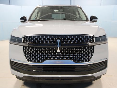 New 2026 Lincoln Navigator Reserve AWD/4WD image 32