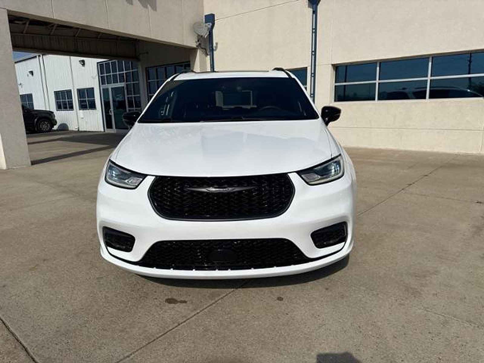 Used 2025 Chrysler Pacifica Limited FWD image 2