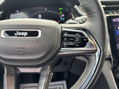Used 2022 Jeep Grand Cherokee Overland w/ Advanced Protech Group III AWD/4WD image 20