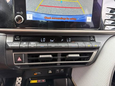 Used 2025 Toyota Camry SE FWD image 12
