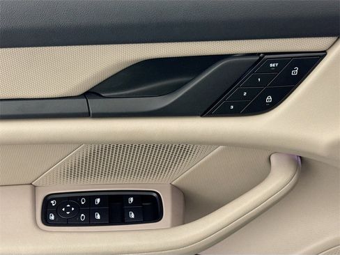 Used 2022 Porsche Taycan image 14