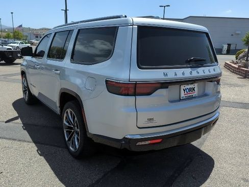 Used 2023 Jeep Wagoneer Series III w/ Premium Group I AWD/4WD image 6