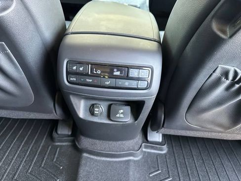 Used 2024 Hyundai Palisade Limited AWD/4WD image 16