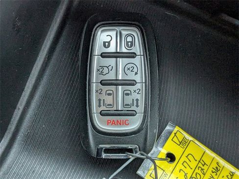 Used 2024 Chrysler Pacifica Touring-L image 31