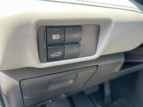 Used 2022 Toyota Highlander XLE AWD/4WD image 12