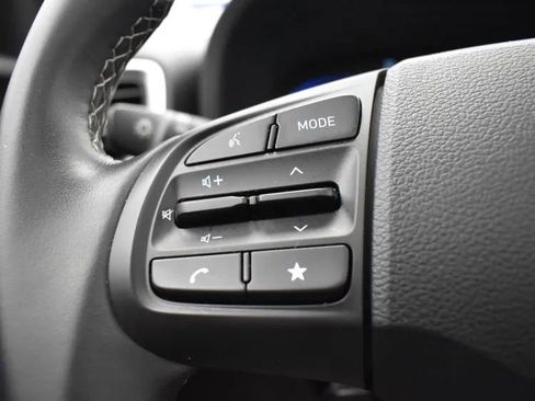 Used 2025 Hyundai Venue SEL image 25