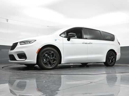 Used 2024 Chrysler Pacifica Limited FWD image 43