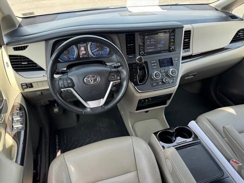 Used 2019 Toyota Sienna XLE FWD image 15