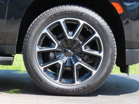 Certified 2024 Chevrolet Suburban RST w/ Luxury Package AWD/4WD image 14