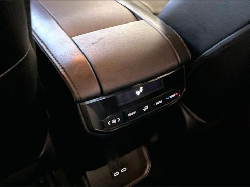 Used 2023 Toyota Highlander XLE image 18