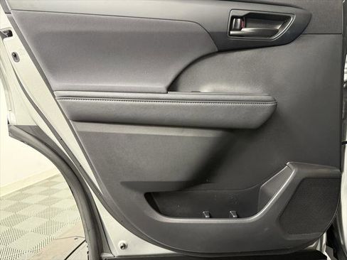 Certified 2023 Toyota Highlander L image 33