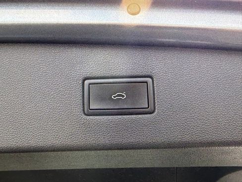 Used 2022 Volkswagen Tiguan SE w/ Panoramic Sunroof Package AWD/4WD image 9