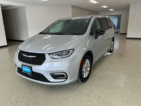 Used 2024 Chrysler Pacifica Touring-L FWD image 3