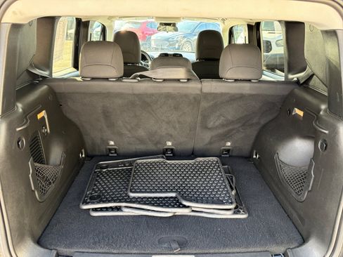 Used 2017 Jeep Renegade Latitude AWD/4WD image 29