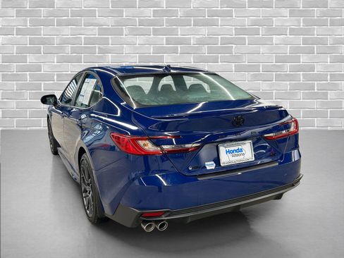 Used 2025 Toyota Camry SE image 3