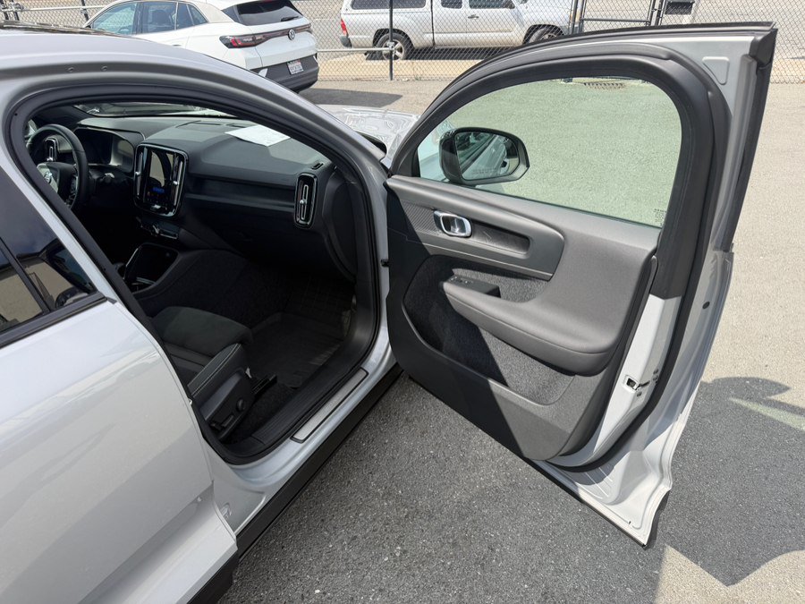 Used 2023 Volvo C40 P8 Recharge Plus w/ Protection Package Premier AWD/4WD image 33