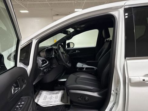 New 2026 Chrysler Pacifica Select image 17
