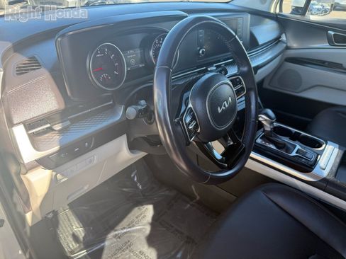 Used 2024 Kia Carnival LX image 11