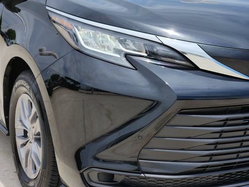 Used 2023 Toyota Sienna LE FWD image 9