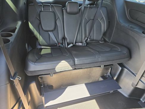 Used 2026 Chrysler Pacifica Select FWD image 15