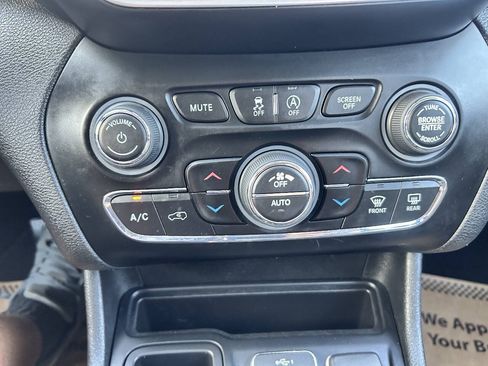 Used 2019 Jeep Cherokee Limited FWD image 25