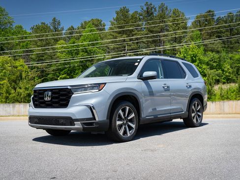 Used 2024 Honda Pilot Touring image 3