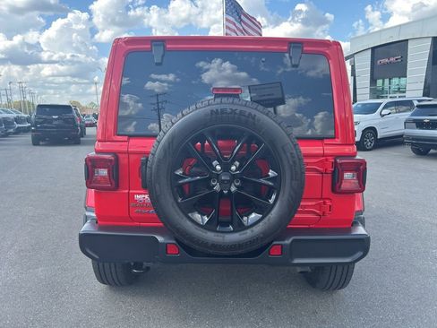 Used 2025 Jeep Wrangler Unlimited Sahara AWD/4WD image 4