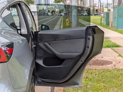 Used 2024 Tesla Model Y Performance image 11