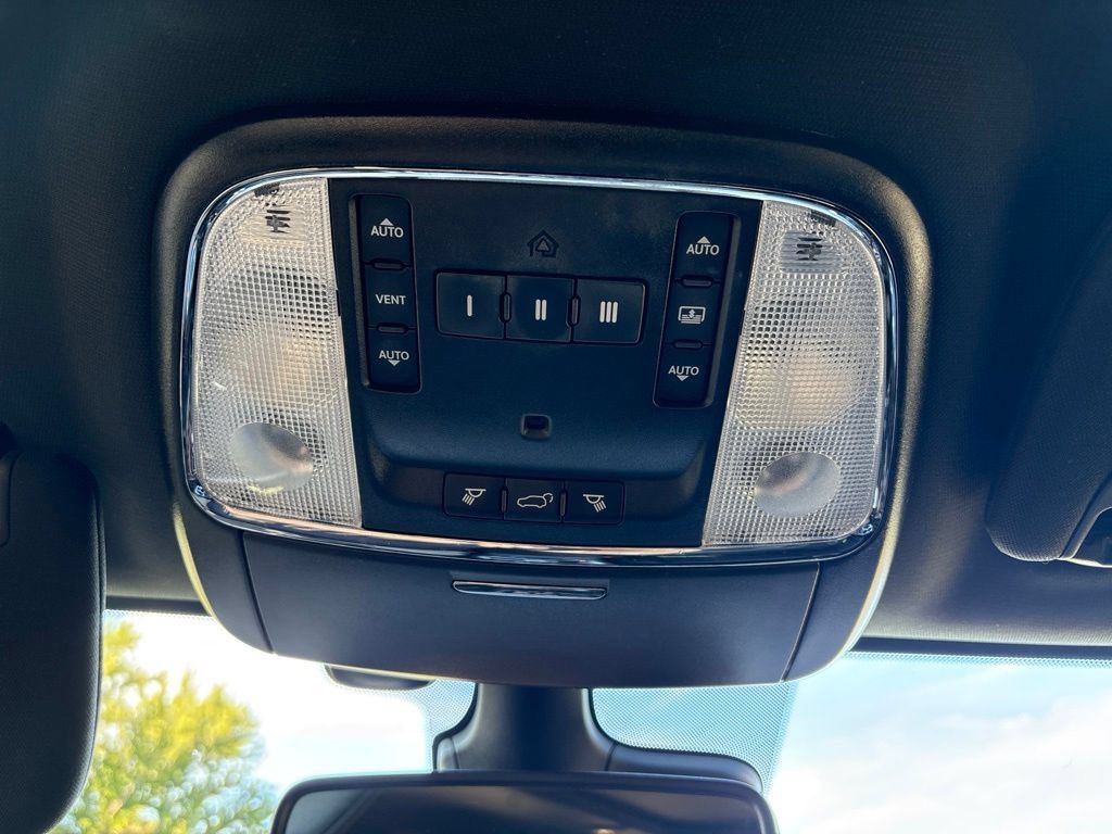 Used 2018 Jeep Grand Cherokee Overland AWD/4WD image 32