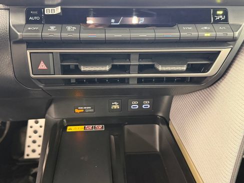 Used 2026 Toyota Camry SE FWD image 35