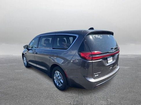Used 2023 Chrysler Pacifica Touring-L image 8