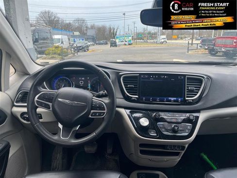 Used 2023 Chrysler Pacifica Touring-L image 35