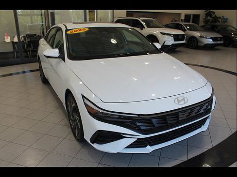 Used 2025 Hyundai Elantra SEL FWD image 3