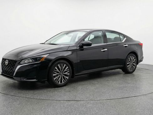 Used 2025 Nissan Altima 2.5 SV image 3