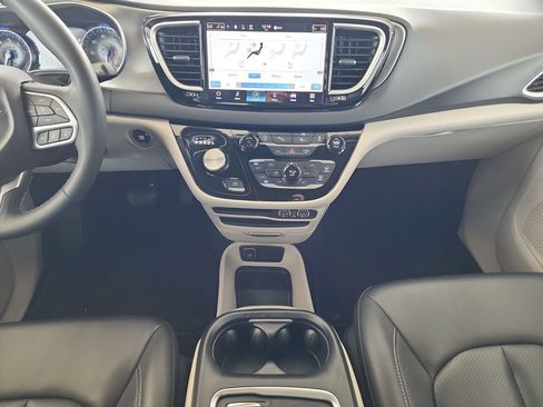 Used 2024 Chrysler Pacifica Touring-L FWD image 26