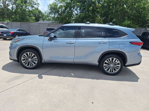 Used 2021 Toyota Highlander Platinum FWD image 3