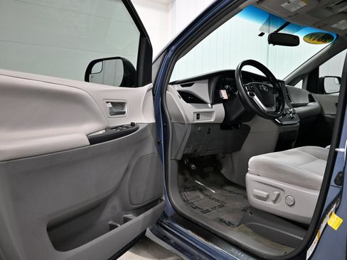 Used 2017 Toyota Sienna LE FWD image 3