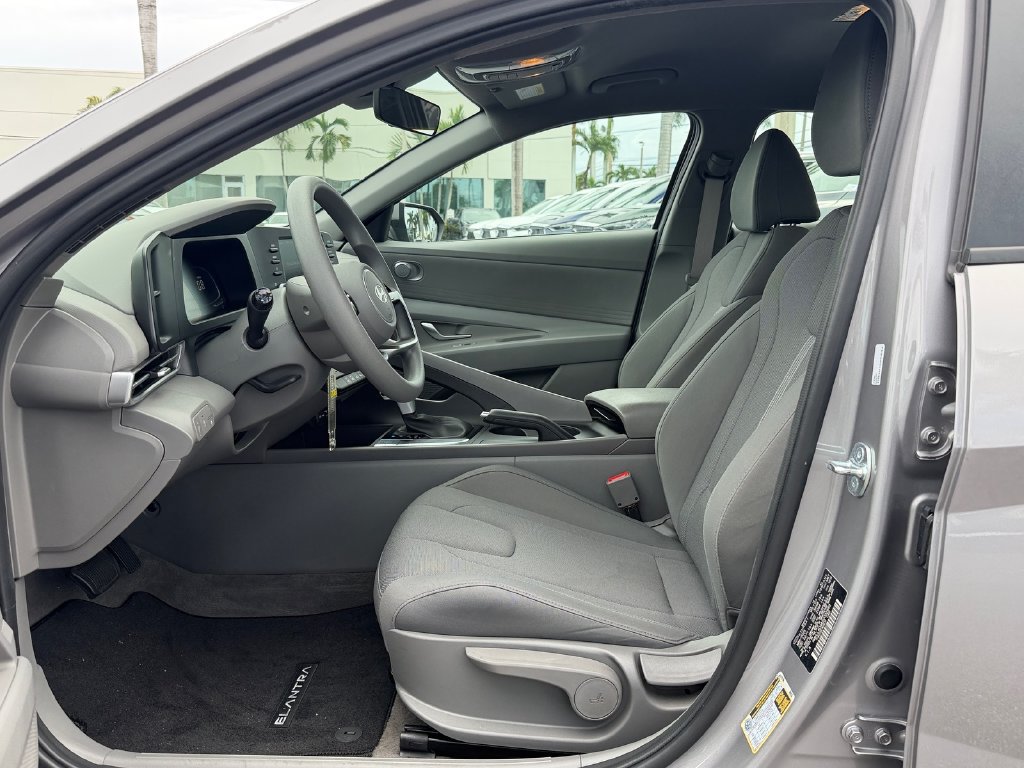 Used 2025 Hyundai Elantra SE FWD image 10
