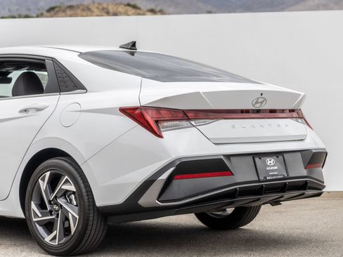 Used 2025 Hyundai Elantra SEL FWD image 10