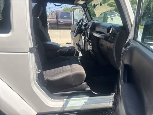 Used 2012 Jeep Wrangler Sahara w/ Connectivity Group AWD/4WD image 22